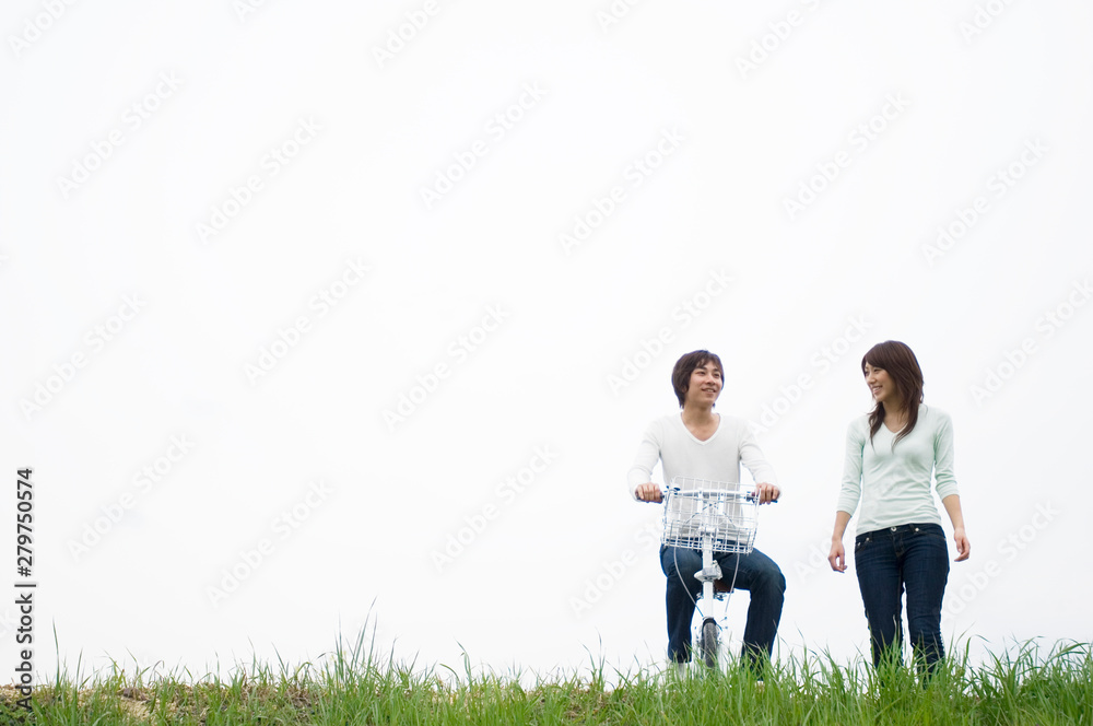 土手に立っているカップル