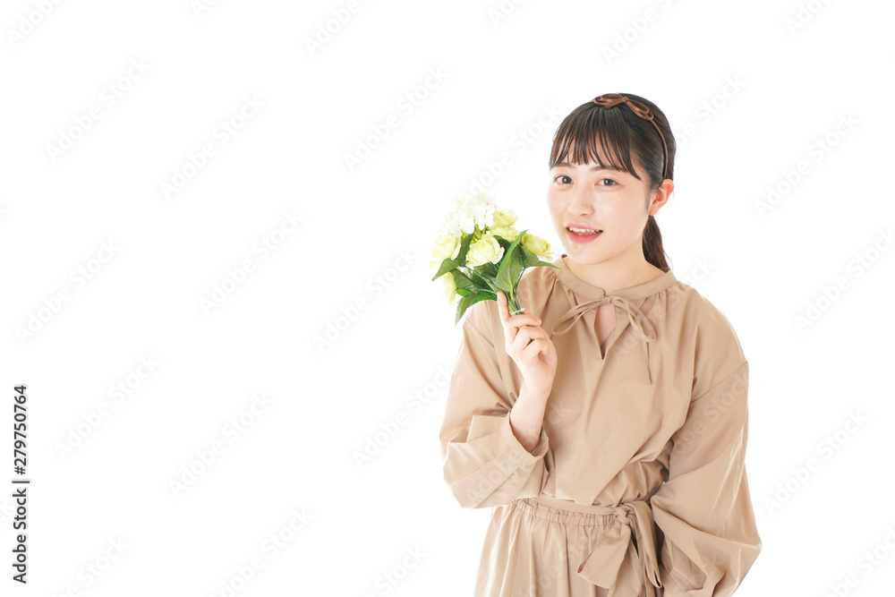 笑顔で花束を持つ若い女性