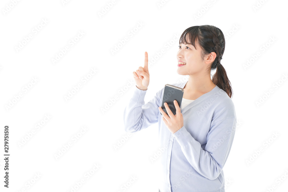 IOT家電をスマホで操作する若い女性 IOT家電をスマホで操作する若い女性