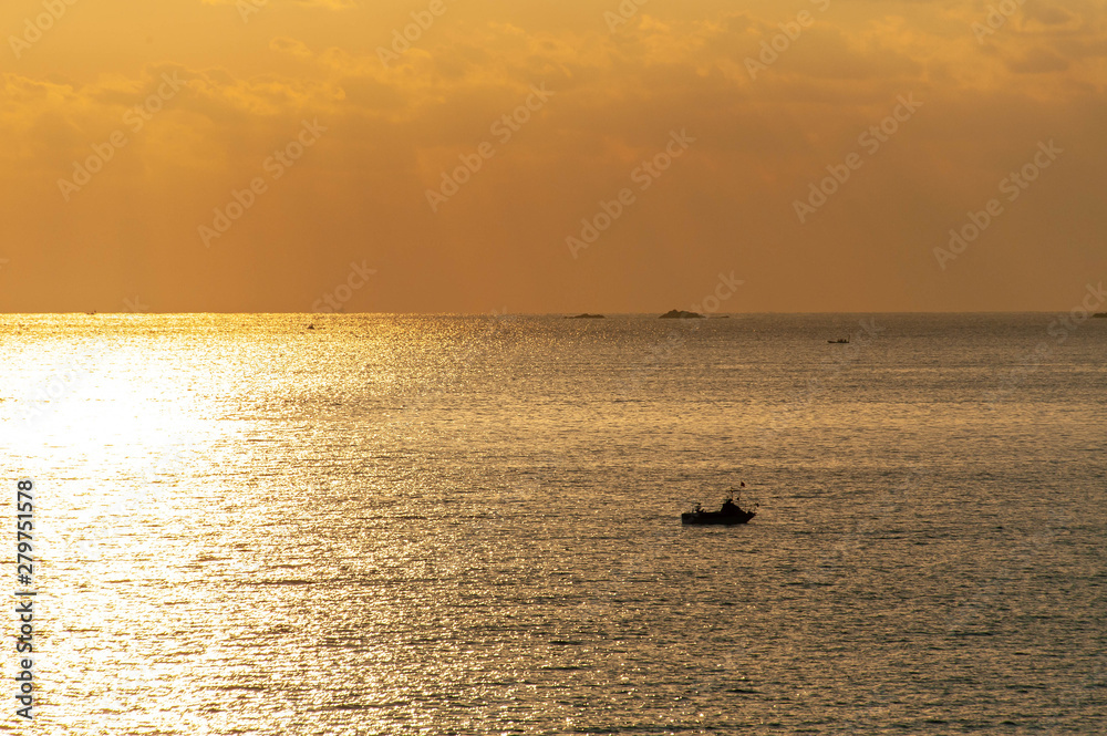 朝日に照らされた太平洋を航海する船