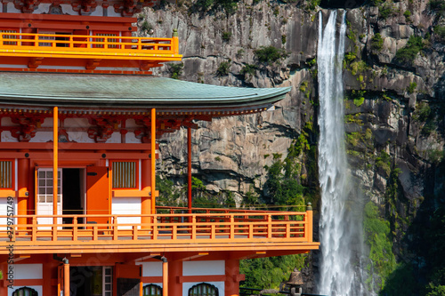 和歌山の神社の塔と滝の対比