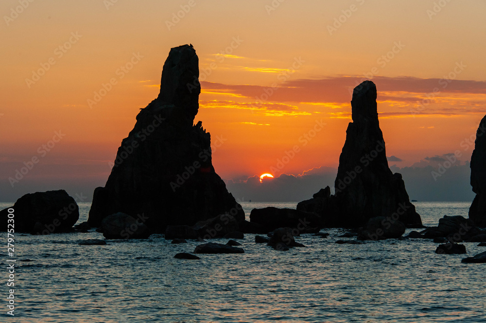 海の巨大な岩と美しい日の出