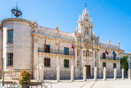 Foto View at the University building in the streets of Valladolid in Spain