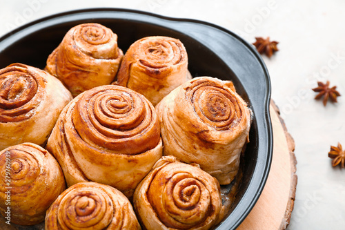 Tasty cinnamon buns in baking tray, closeup © Pixel-Shot