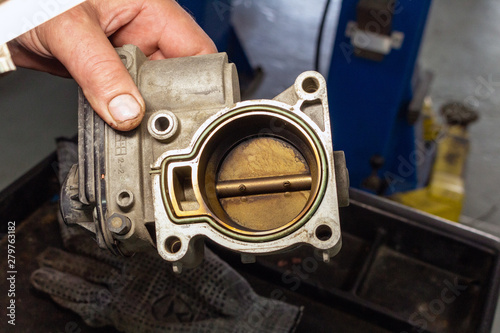 Billede på lærred dirty throttle valve cleaning process repair service automobile car engine