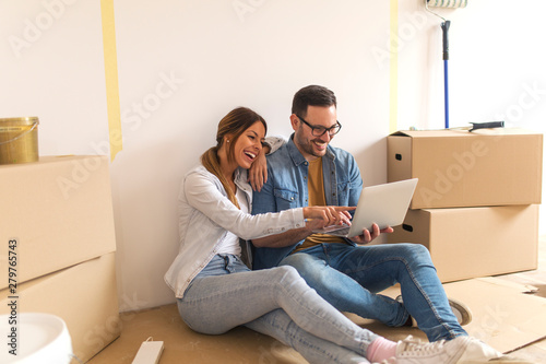 Tableau sur toile Happy couple in their new apartment.