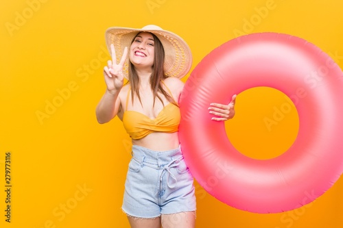 Canvas-taulu Young caucasian woman holding a floater