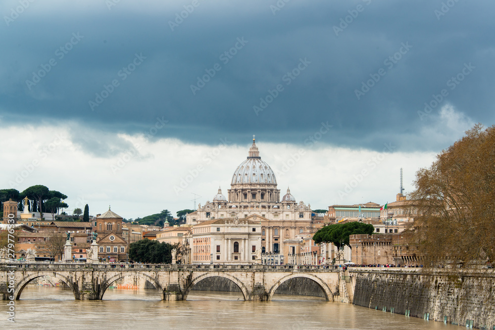 Fototapeta premium Rom - Tiberbrücke Vatikan und Petersplatz, der Tiber führt nach einem Wolkenbruch Hochwasser