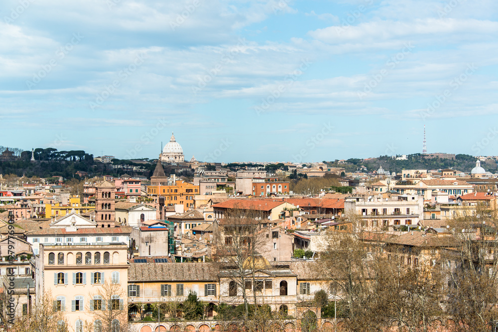 Rom - Bei einem Spaziergang über den Testaccio-Hügel kann man die Stadt aus einer höheren Position betrachten.