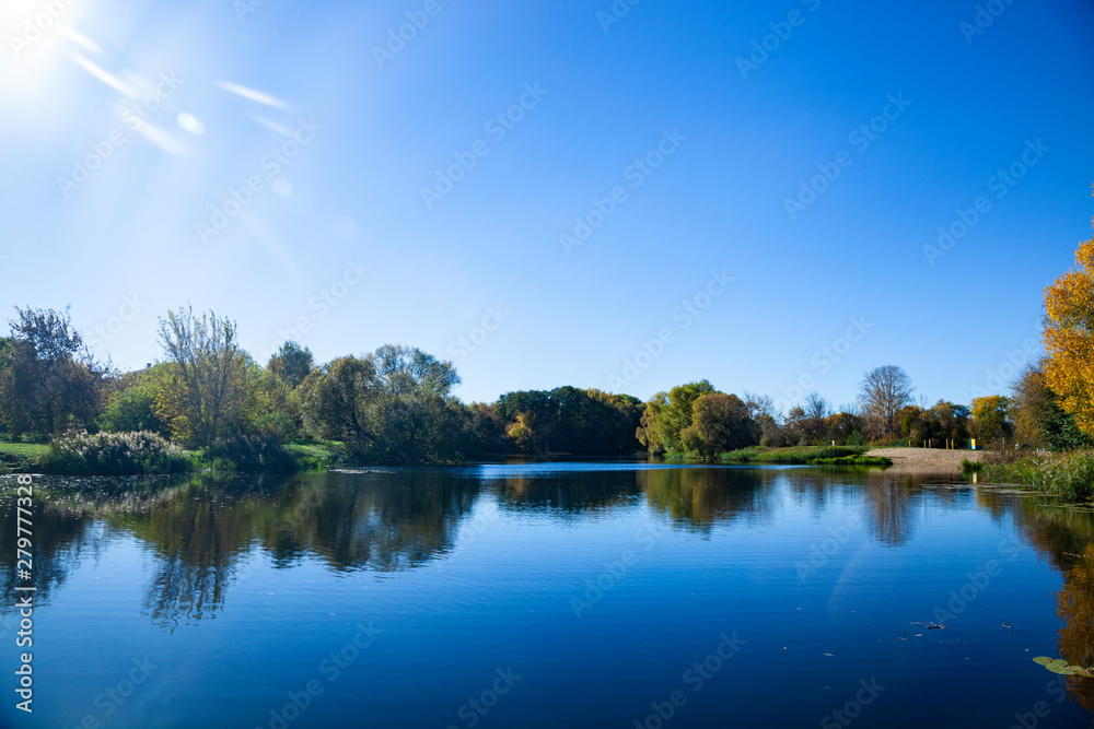 Obraz premium Autumn lake on a sunny day.