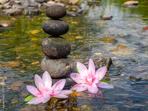 Gleichgewicht der Steine mit Lotusblumen im Fluß