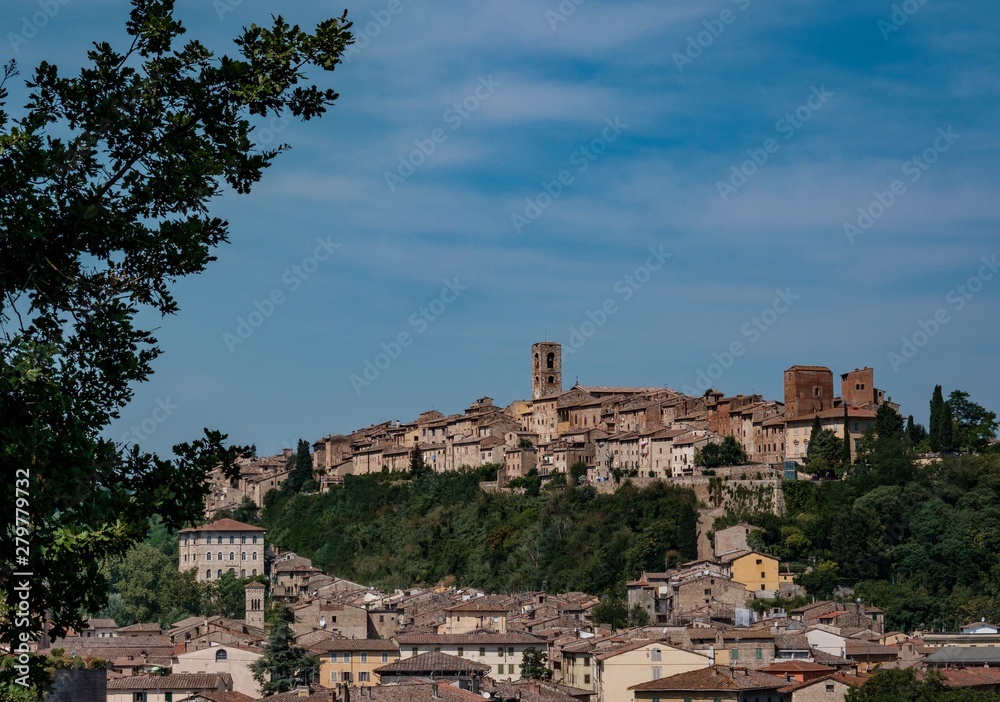 Obraz premium Colle di Val d’Elsa ist eine Stadt mit 21.651 Einwohnern in der Toskana, Provinz Siena. Sie liegt im Tal der Elsa. 