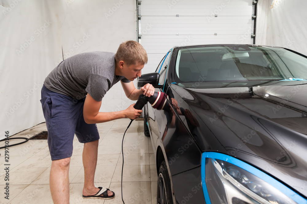 The polisher polishes the body of the vehicle with special wax to protect the car from minor scratches and damage, using a polishing eccentric machine to cover black fender after washing. Auto service The polisher polishes the body of the vehicle with special wax to protect the car from minor scratches and damage, using a polishing eccentric machine to cover black fender after washing. Auto service
