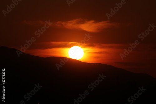 山に沈む太陽２