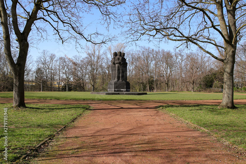 die drei nornen auf dem nordfriedhof photo