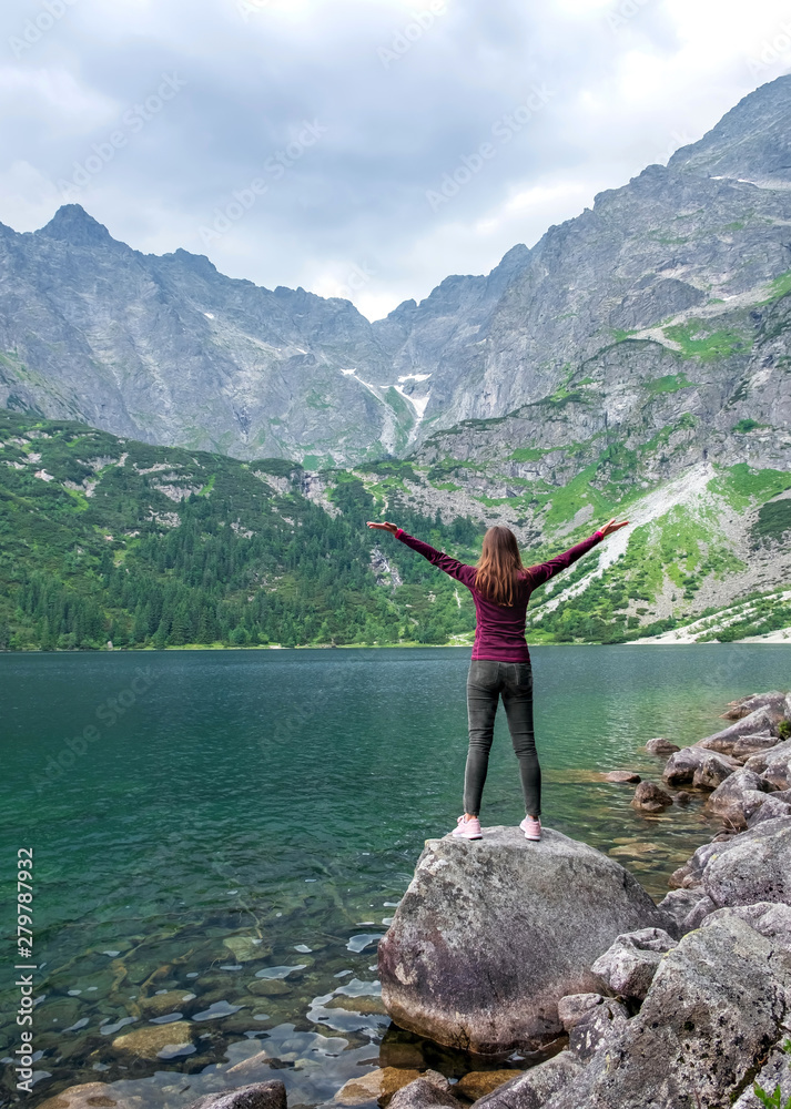 Φωτογραφία Young tourist girl on Lake Morskie Oko (Sea Eye), Zakopane, Poland, High Tatras
