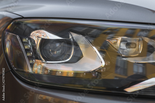 Headlight of new grey auto © Freepik