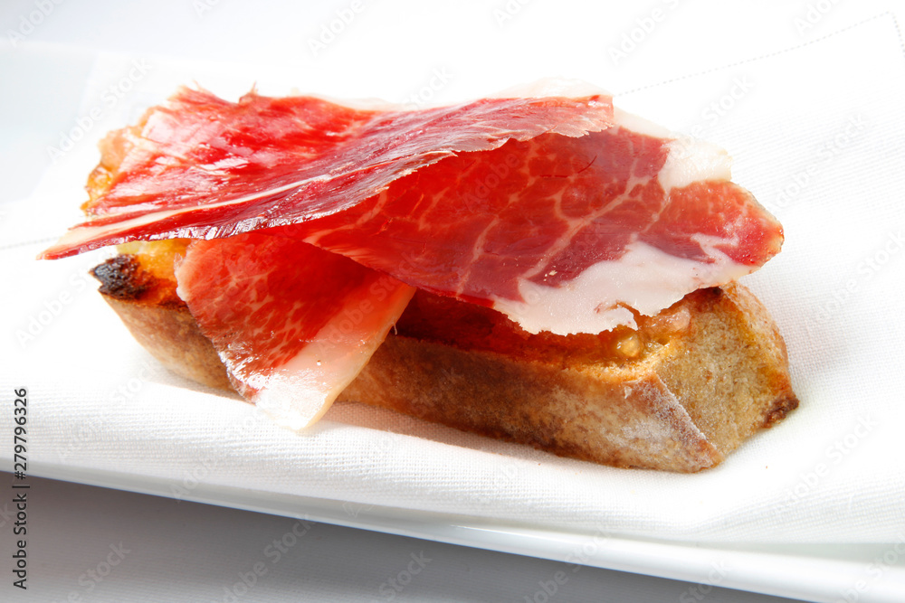tapa y aperitivos pan con tomate y jamón ibérico, tapa española