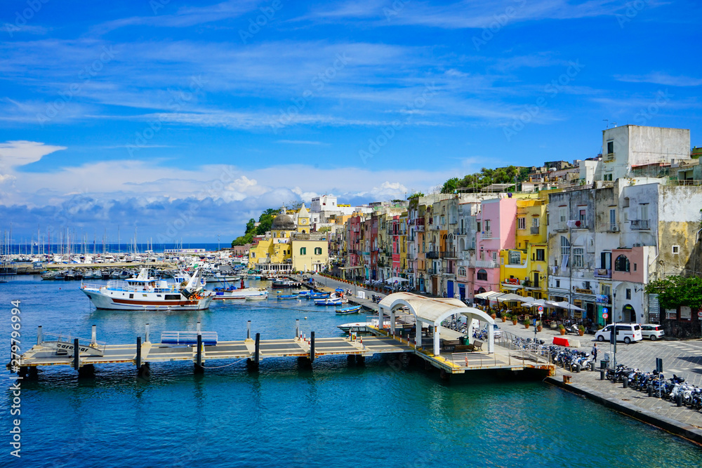Insel Procida - bunte Hafenansicht - Italien