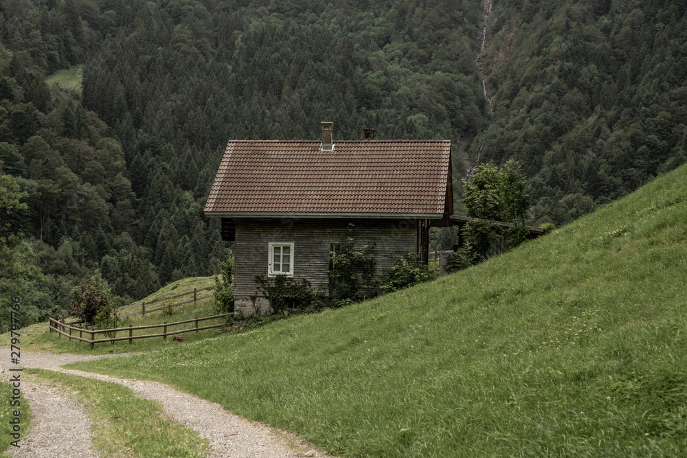 traditionelles schweizer Haus in den Alpen