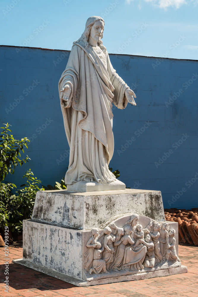 Φωτογραφία Kuba, Sancti Spiritus;  Jesus Christus Statue,  Laßt die Kinder zu mir kommen  , neben der Kirche   Iglesia Parroquial Mayor ,  im Zentrum der Altstadt