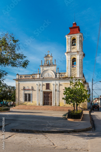 Kuba, Sancti Spiritus; Die Kirche " Iglesia de Nuestra Senora de la Caridad " , am Park Maceo.