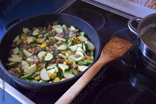 ZucchiniPfanne mit Hackfleisch photo