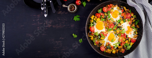 Fotografi Late breakfast - fried eggs with vegetables