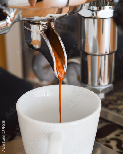 Espresso brühen mit einer Siebträgermaschine photo