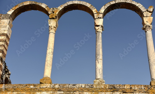 Säulen und Bögen von Anjar vor strahlend blauem Himmel photo