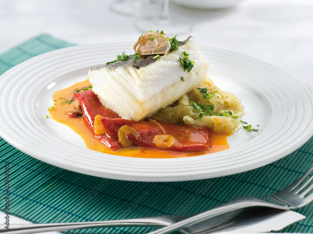 Merluza sobre pimientos. Hake on peppers.