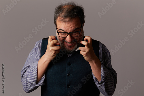 Fotografia angry adult man getting crazy