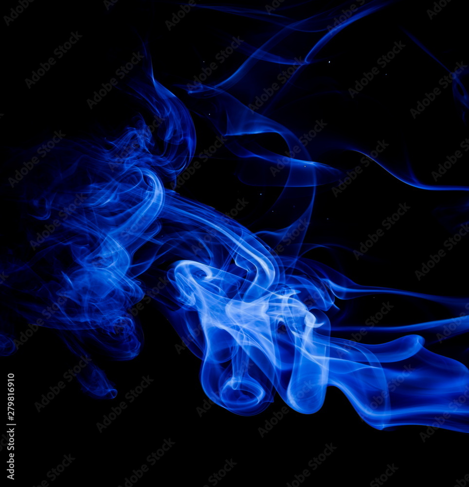Obraz premium Blue smoke on black background