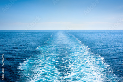 Vászonkép Straight ship trace in a high seas