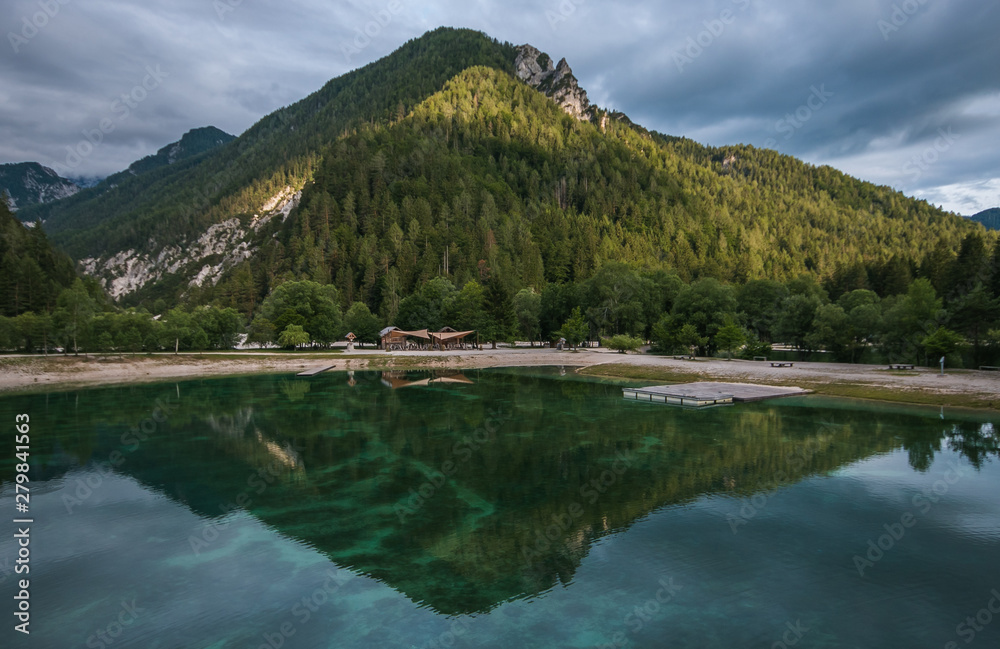 Splendido lago alpino nel parco del Tricorno in Slovenia