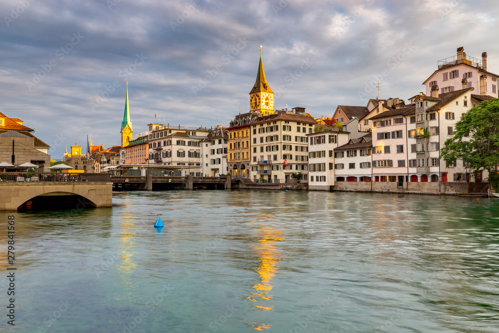 Obraz premium Zurich. View of the city embankment and the facades of old houses.
