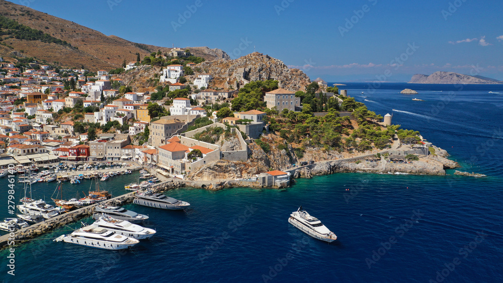 Fototapeta premium Zdjęcie panoramiczne z lotu ptaka z drona malowniczego portu i głównej wioski na wyspie Hydra lub Ydra z pięknymi neoklasycystycznymi domami, Zatoka Sarońska, Grecja