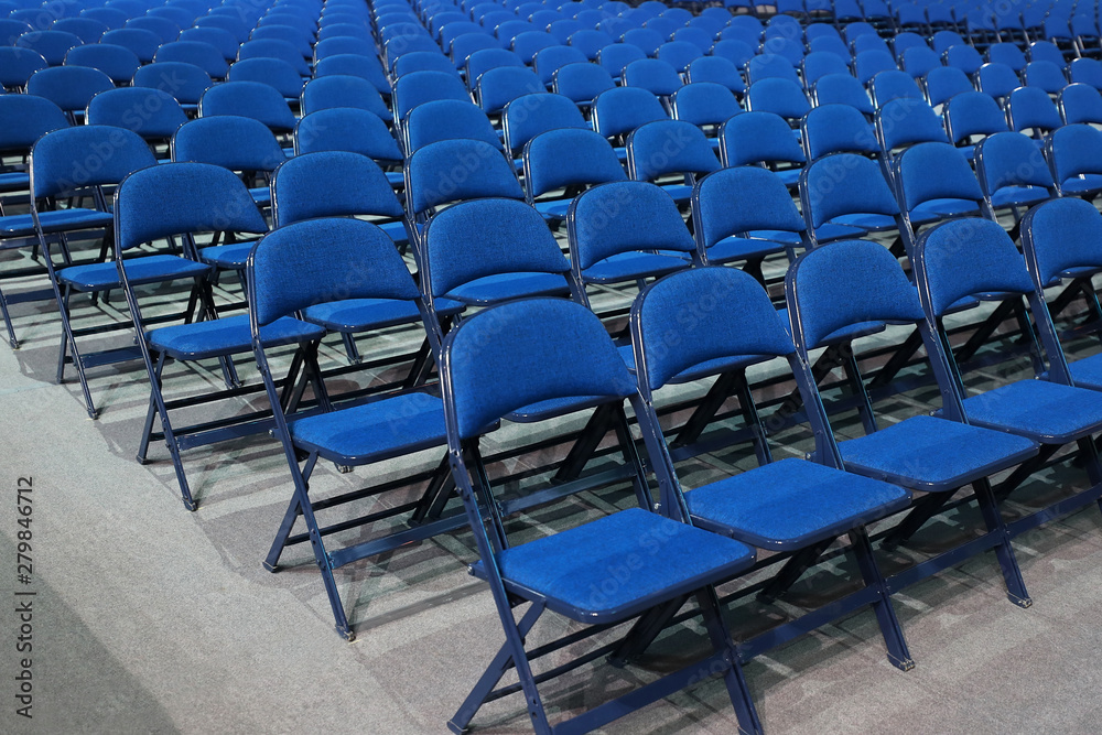 Naklejka premium Many blue chairs stand in a row before the event