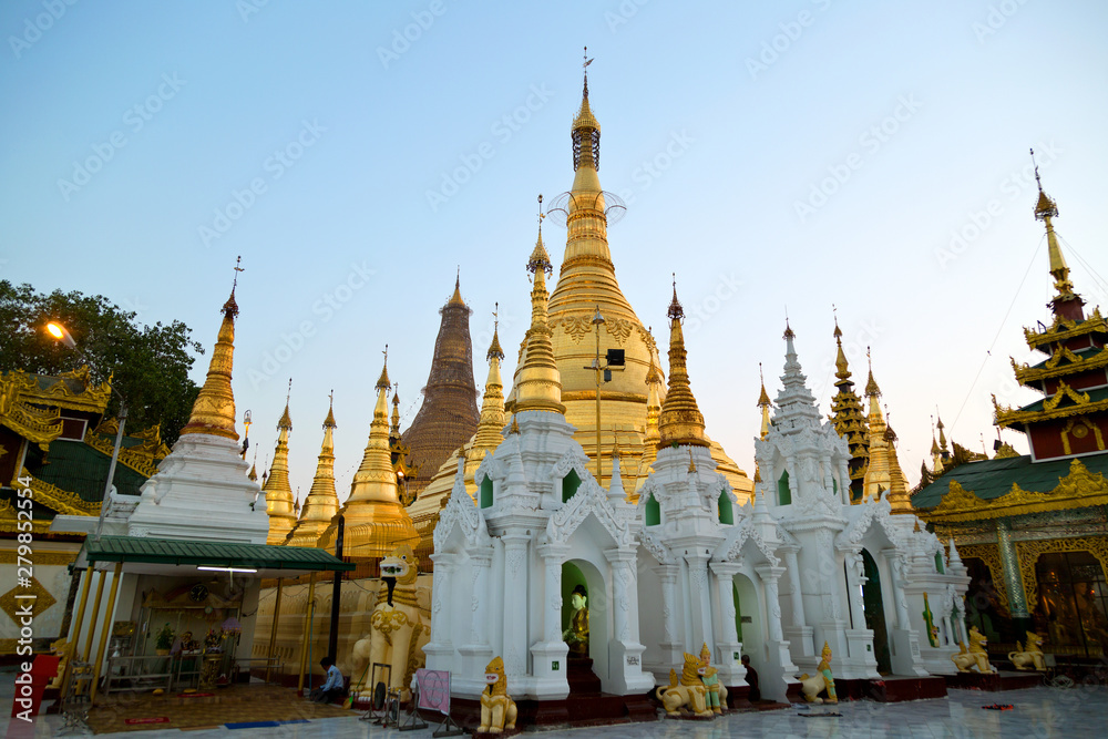 Naklejka premium Shwedegon Pagode
