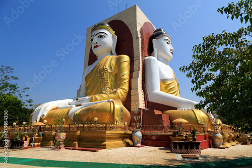 Sitzende Buddha-Statuen der Kyaik Pun Pagode in Bago photo
