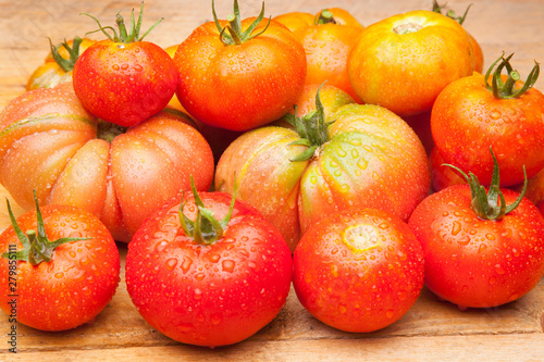 Foto de conjunto de tomates maduros  tomates sanos  saludables de buen sabor  preparados para comer  se pueden comer crudos o cocinados en salsas  mermeladas  sopas  sofritos  se pueden rellenar  se p