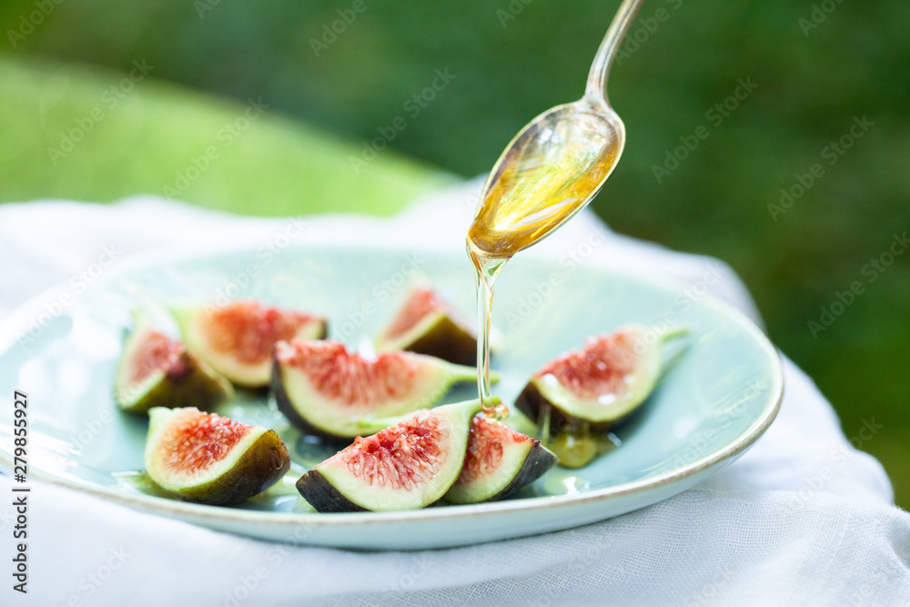 Fresh figs and honey Fresh figs and honey