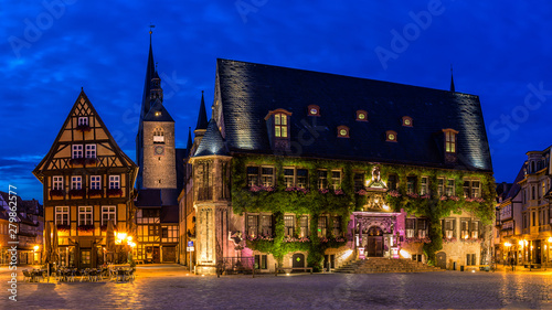 Obraz na płótnie Rathaus Quedlinburg zur blauen Stunde w salonie
