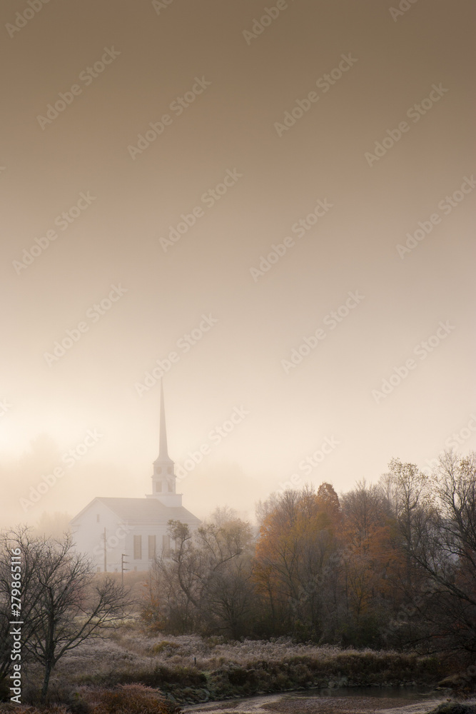 Obraz premium Stowe Community Church on a foggy morning, Stowe, Vermont, USA