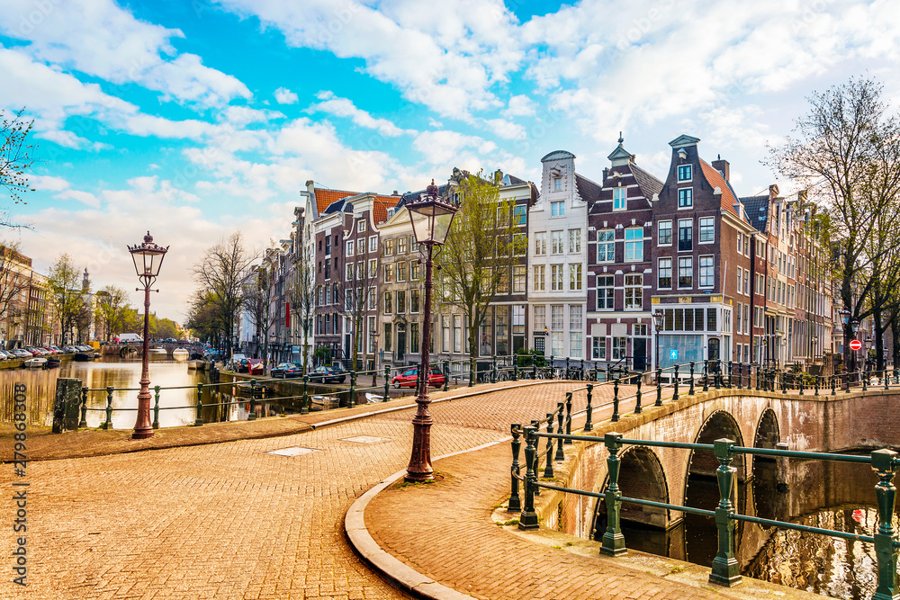 Obraz na płótnie Traditional dutch old houses and bridges on canals in Amsterdam,  Netherlands w salonie
