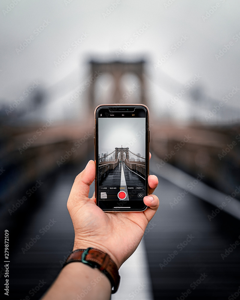 Brooklyn Bridge Phone - obrazy, fototapety, plakaty 