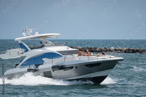 Wealthy people on a yacht in Miami © Felix Mizioznikov
