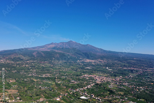 Etna  Il vulcano siciliano visto dalla citt  