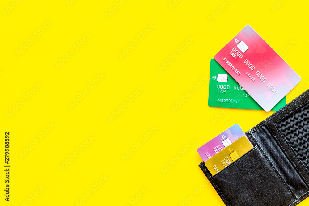 Obraz premium business with credit cards and wallet on office desk yellow background top view mockup