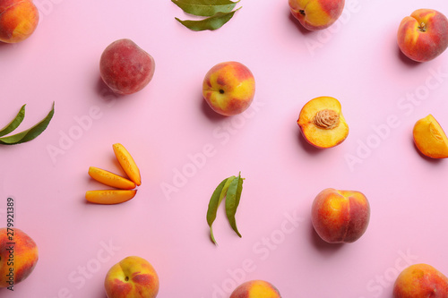 Fototapeta Naklejka Na Ścianę i Meble -  Flat lay composition with fresh peaches on pink background